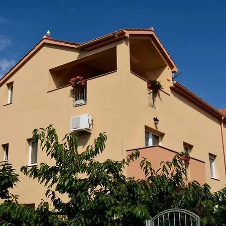 Apartment Relax At 2br Oasis In Zadar